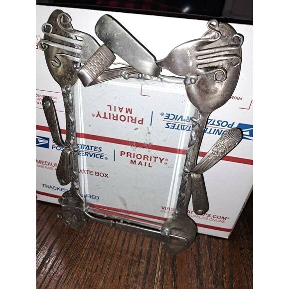 Older Silver Plated Silverware Beveled Glass Picture Frame 4"x6" - Picture 3 of 8